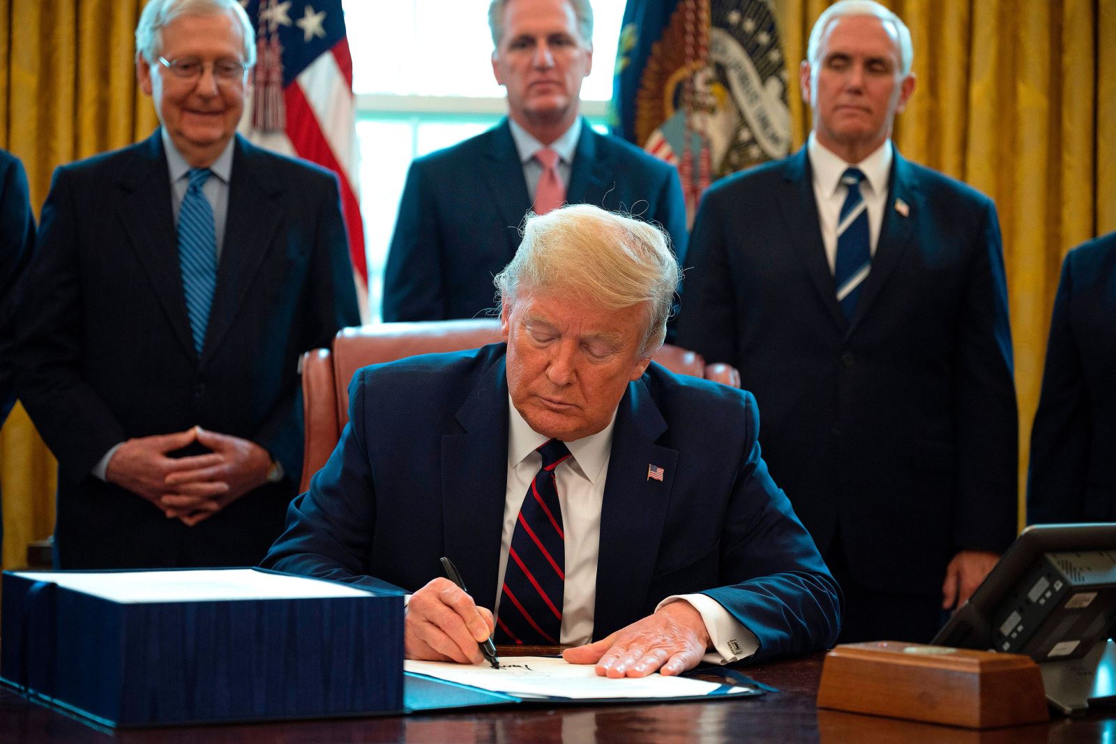 Tổng thống Trump ký phê chuẩn đạo luật CARES 