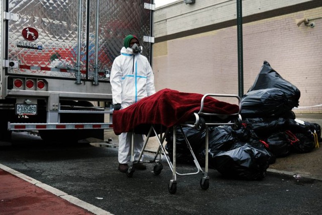 Một thi thể được di chuyển bên ngoài nhà tang lễ Andrew Cleckley, New York hôm 30/4 (Ảnh: AFP)