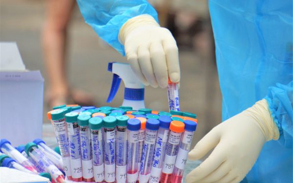 Công tác xét nghiệm, sàng lọc người nghi nhiễm Covid-19 đang diễn ra tại Thanh Hóa
