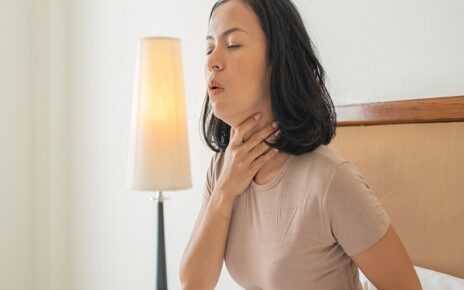 Nhiều người thường trải qua tình trạng đau họng khi ngủ dậy