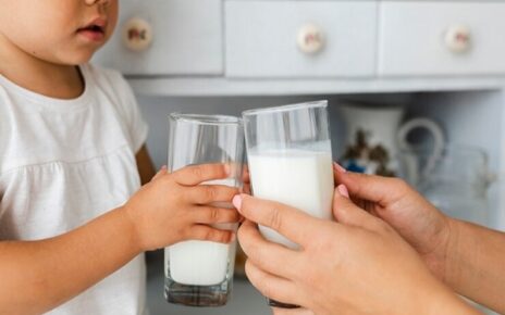 Trẻ bị viêm ruột có được uống sữa không?