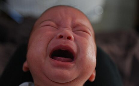 Trẻ sơ sinh khóc đêm thường cho thấy trẻ đang gặp khó khăn hoặc không thoải mái