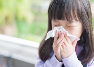 Có nhiều nguyên nhân gây chảy nước mũi trong ở trẻ