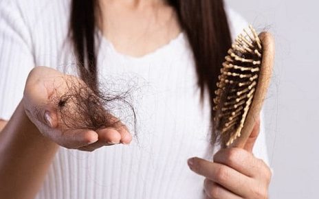 Tình trạng rụng tóc nhiều không chỉ ảnh hưởng đến thẩm mỹ mà còn khiến người bệnh lo lắng